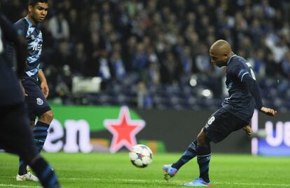 Brahimi chuta para marcar el primer gol del partido