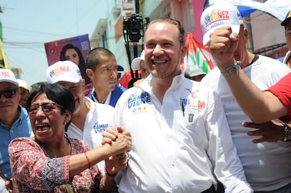 Santiago Taboada, candidato a jefe de gobierno por la Ciudad de México, camina con vecinos de Iztacalco, el 17 de abril.