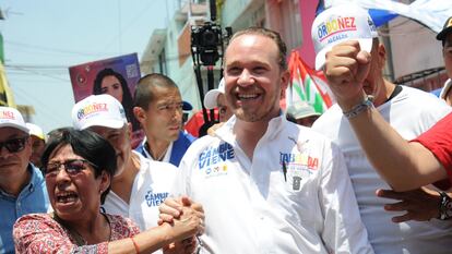 Santiago Taboada, candidato a jefe de gobierno por la Ciudad de México, camina con vecinos de Iztacalco, el 17 de abril.