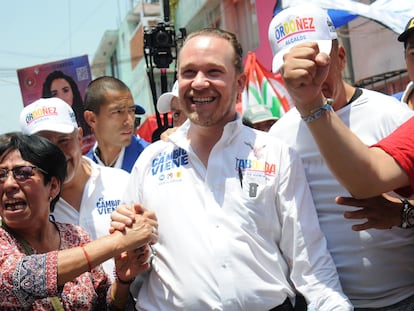 Santiago Taboada, candidato a jefe de gobierno por la Ciudad de México, camina con vecinos de Iztacalco, el 17 de abril.