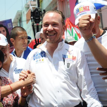 Santiago Taboada, candidato a jefe de gobierno por la Ciudad de México, camina con vecinos de Iztacalco, el 17 de abril.