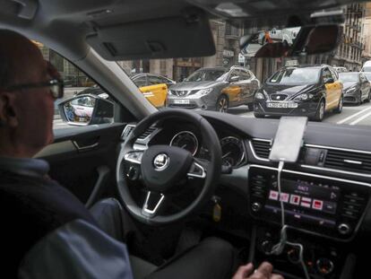 Un conductor de UBER, durante un servicio por las calles de Barcelona en enero de 2019.