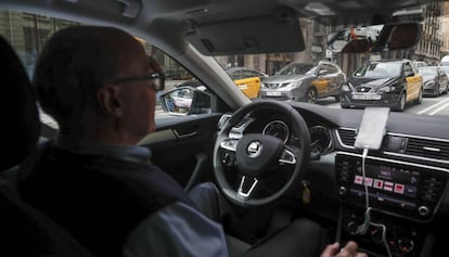 Un conductor de UBER, durante un servicio por las calles de Barcelona en enero de 2019.