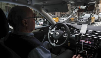 El Jaime, conductor d'Uber, durant un servei pels carrers de Barcelona.