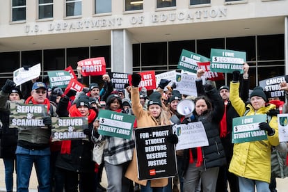 Prestatarios de préstamos estudiantiles protestan afuera del Departamento de Educación en Washington.