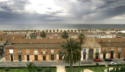 La lonja de pescadores de El Cabanyal de Valencia. Al fondo, la playa.