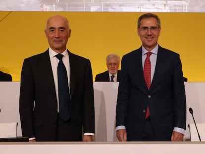El presidente de Ferrovial, Rafael del Pino, junto al consejero delegado del grupo, Ignacio Madridejos, esta tarde en la junta de accionistas celebrada en Ámsterdam (Países Bajos).