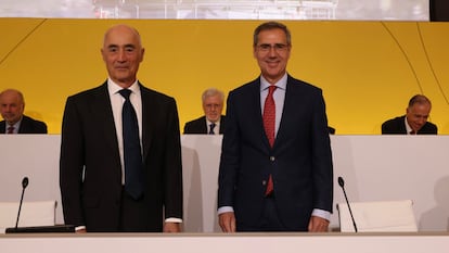 El presidente de Ferrovial, Rafael del Pino, junto al consejero delegado del grupo, Ignacio Madridejos, esta tarde en la junta de accionistas celebrada en Ámsterdam (Países Bajos).
