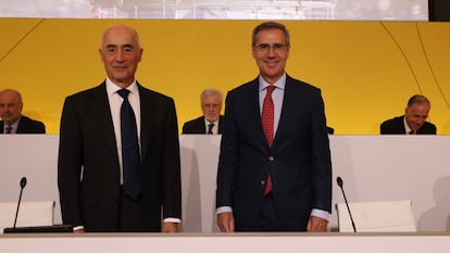 El presidente de Ferrovial, Rafael del Pino, junto al consejero delegado del grupo, Ignacio Madridejos, esta tarde en la junta de accionistas celebrada en Ámsterdam (Países Bajos).