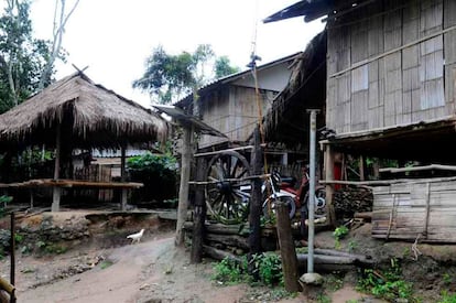 Exterior de la vivienda de Ape con la placa solar de la familia (en el centro).