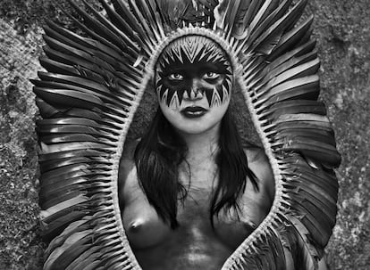 Retrato a una mujer del pueblo yawanawá, una comunidad indígena del suroeste del estado de Acre, en la región amazónica de Brasil. Esta obra, tomada en 2016, forma parte de una serie dedicada a documentar la vida, la cultura y el entorno natural de los pueblos originarios de la Amazonía.