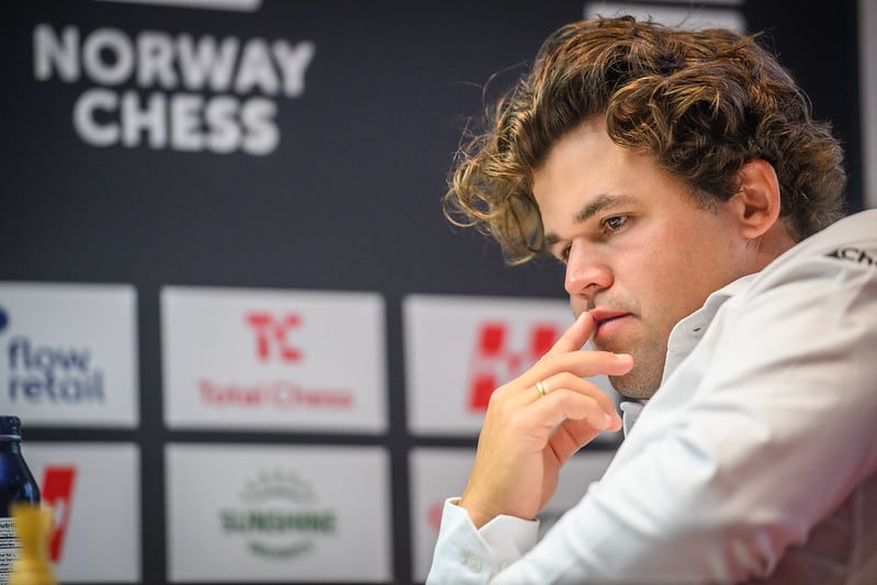 Carlsen, este domingo en Oslo, durante su partida con Firouzja