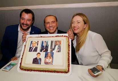 Silvio Berlusconi, Matteo Salvini y Giorgia Meloni celebran su coalici&oacute;n en un restaurante de Catania el pasado jueves.