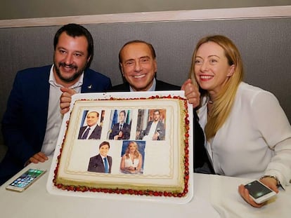 Silvio Berlusconi, Matteo Salvini y Giorgia Meloni celebran su coalici&oacute;n en un restaurante de Catania el pasado jueves.