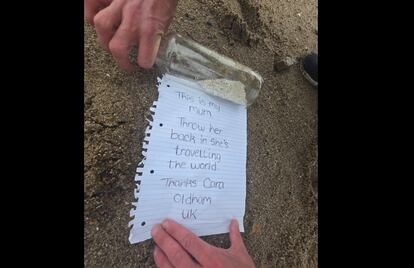 Imagen del mensaje en la botella compartido en un grupo público de Facebook por Kelly Sheridan.