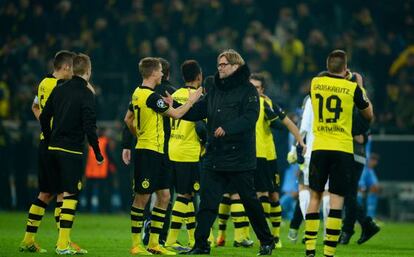 Klopp celebra con sus jugadores la victoria ante el Nápoles. 