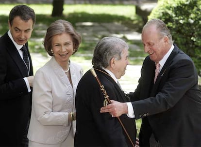 El poeta de <i>Esta luz</i> sostiene que crecer entre estrecheces no sólo marca el ánimo sino también la escritura. Hay "un estado pasional del pensamiento nacido en la pobreza y servido por el infortunio", una "cultura de la pobreza", diferenciable de la que "prospera a partir de una situación privilegiada