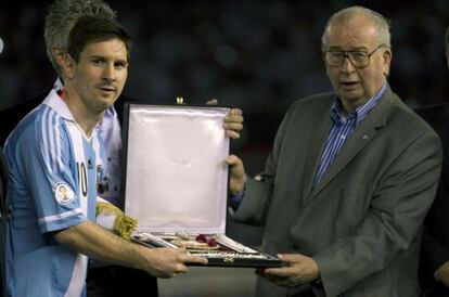 Messi recibe de Grondona una placa por su partido 100 con Argentina
