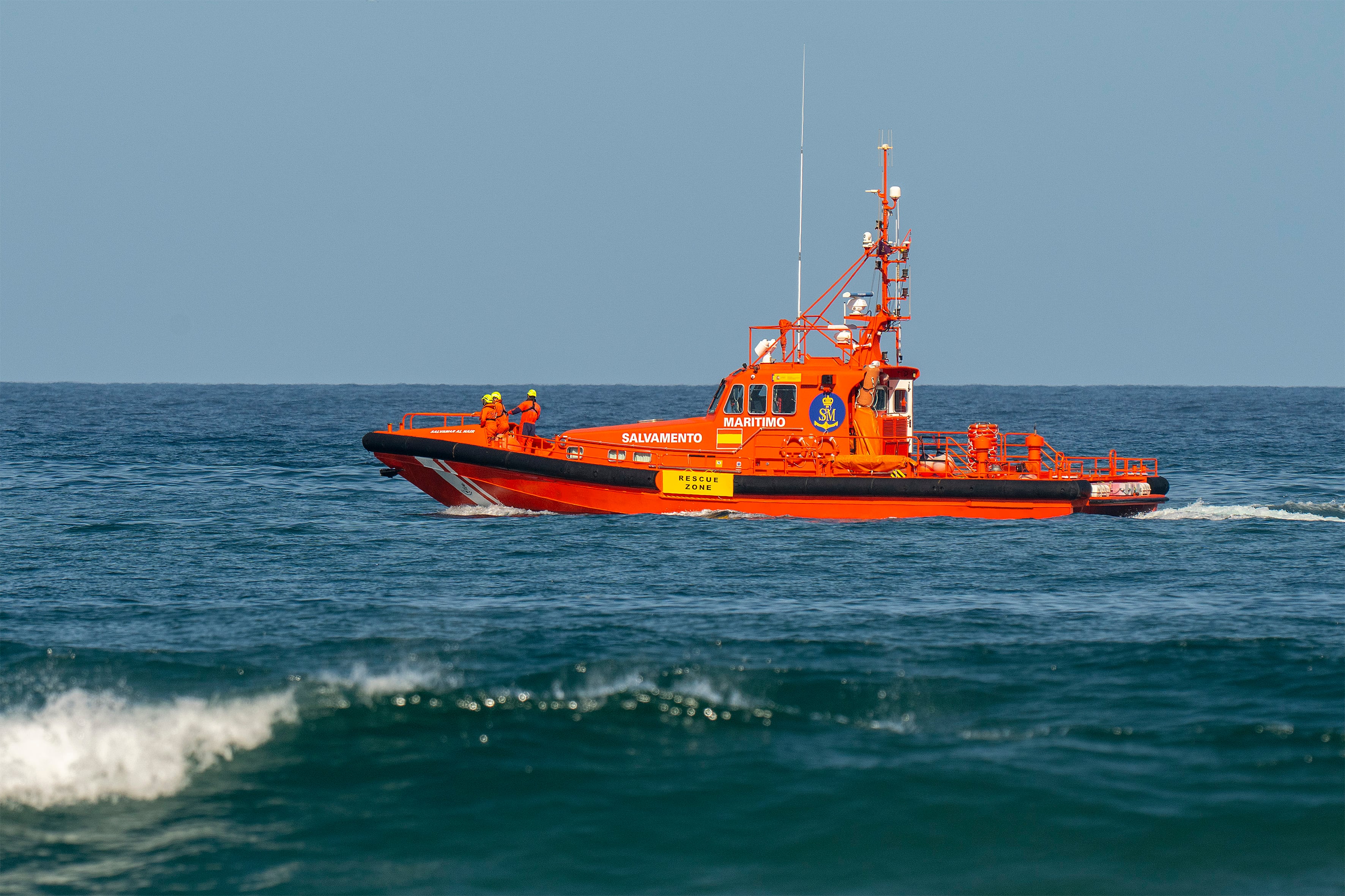 Rescatado un hombre en un colchón hinchable a 37 kilómetros de la costa de Estepona