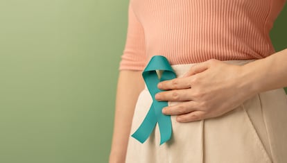 El cáncer de ovario se manifiesta con síntomas difusos o inespecíficos como hinchazón abdominal, molestias digestivas o sensación de pesadez, lo que dificulta el diagnostico temprano de la enfermedad.