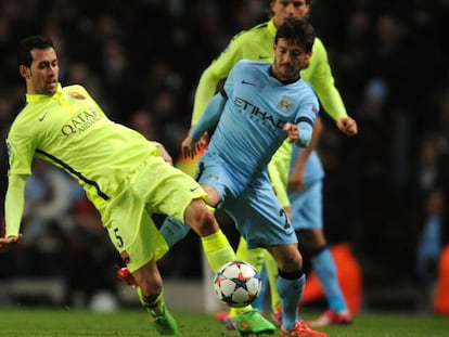 Busquets y Silva pugnan por el balón en el duelo europeo.