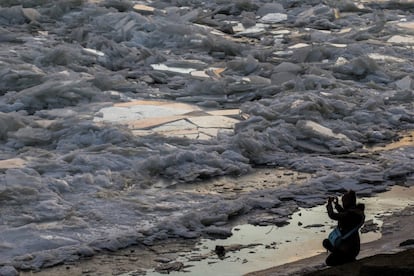 Vista de los bloques de hielo rotos en el río Tisza en Szolnok, a 98 kilómetros de Budapest (Hungría).