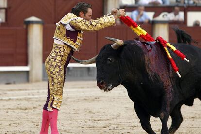 Luis Miguel Encabo pone las banderillas al segundo toro de la tarde.