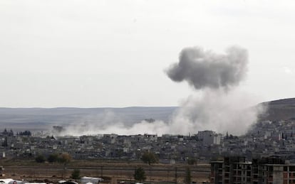 Ataque aéreo em novembro produz nuvem de fumaça na localidade síria de Kobane.