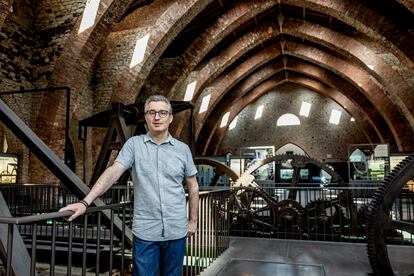 El director del Museo de la Siderurgia y la Minería, Roberto Fernández, delante de algunas de las piezas de la colección de este centro, en Sabero (León), el 6 de junio.