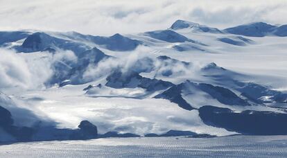 Vista de la costa oeste de la Antártida fotografiada desde la ventana de un avión de la NASA durante la Operación IceBridge, el 28 de octubre.