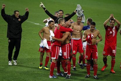 Los jugadores de la selección de Gibraltar se abrazantras la conclusión del partido.