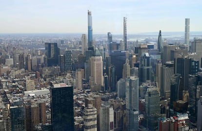 Anclado al oeste de Manhattan, junto al río Hudson, desde su terraza acristalada de 700 metros cuadrados se disfruta de unas vistas panorámicas de 360 grados únicas (e inéditas) en Nueva York. Además de la isla entera de Manhattan, se otea el oeste de Nueva Jersey y en días de buena visibilidad se alcanzará a ver hasta 129 kilómetros de profundidad en el Estado de Nueva York.