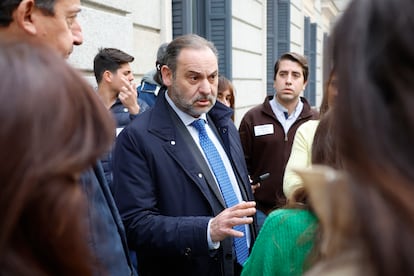 José Luis Ábalos, este miércoles en los alrededores del Congreso.