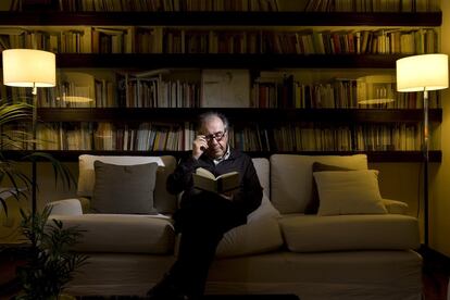 Joan Margarit, premio Nacional de Poesía, fotografiado en su casa de Sant Just Desvern en noviembre de 2008.