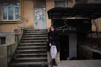 Anabel Sotelo, actriz y editora de libros, en la puerta de la sala.