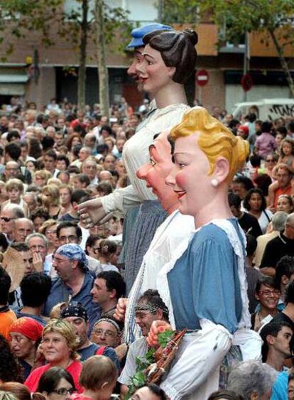 <i>Xava, Xinxa, Pol</i> y <i>Lau,</i> gigantes de Sants, durante el pregón de las fiestas del barrio.