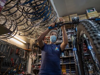 Taller de reparación de bicicletas Ciclo Triana, en Sevilla.