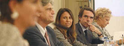 El expresidente del Gobierno José María Aznar junto a Ángeles Pedraza (segundo y primera por la derecha), en la presentación de un libro.