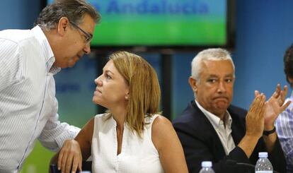 Dolores de Cospedal, entre Juan Ignacio Zoido (izquierda) y Javier Arenas.