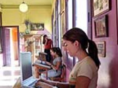 Jovenes con ordenadores potátiles en el Museo Pedagógico de Huesca. PLANO GENERAL - ESCENA