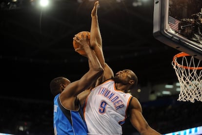 Ibaka bloquea el tiro de Dalembert.