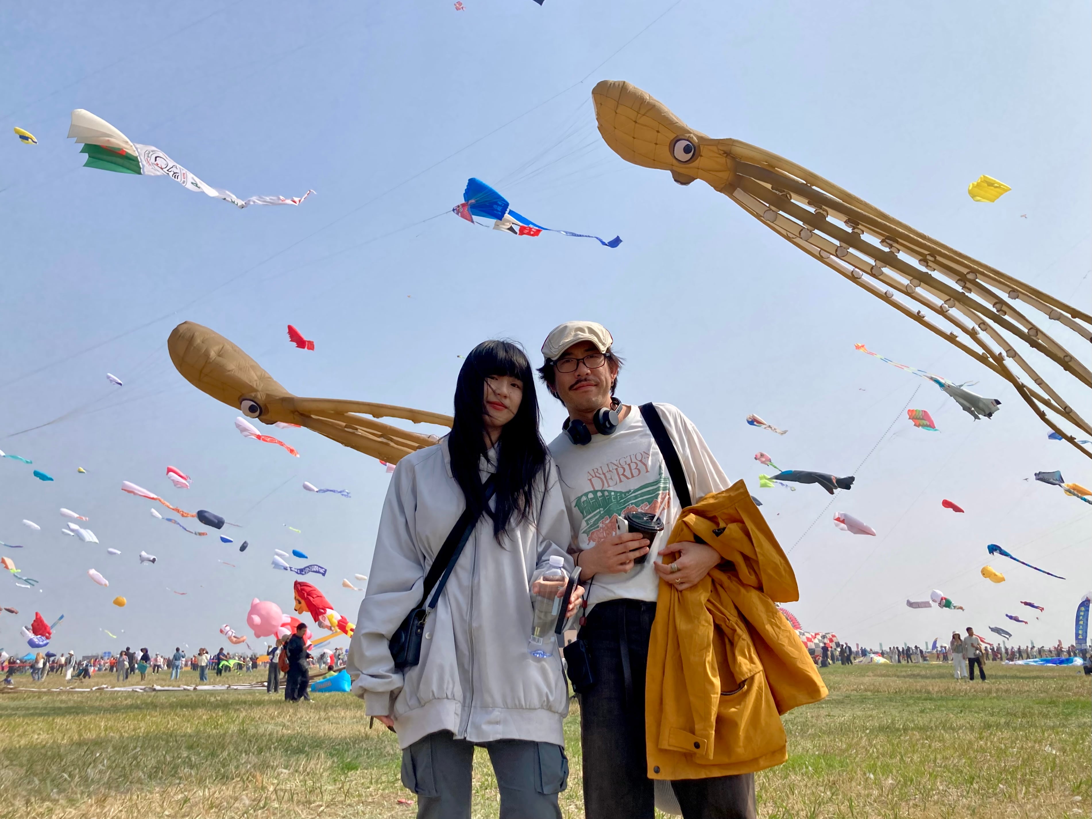 Xiao Ya y Tu Tu, dos pekineses que han acudido festival internacional de cometas de Weifang, el viernes 17 de abril.