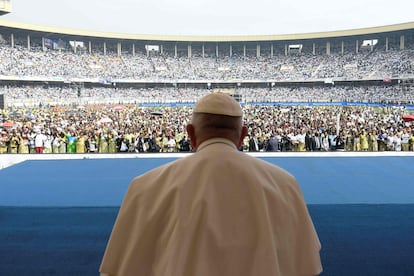 El Papa durante el evento que a tenido lugar en el Estadio de los Mártires, de Kinsasa, y que ha reunido a unos 65.000 jóvenes y catequistas.
