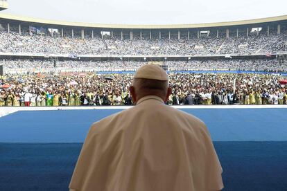 El Papa durante el evento que a tenido lugar en el Estadio de los Mártires, de Kinsasa, y que ha reunido a unos 65.000 jóvenes y catequistas.