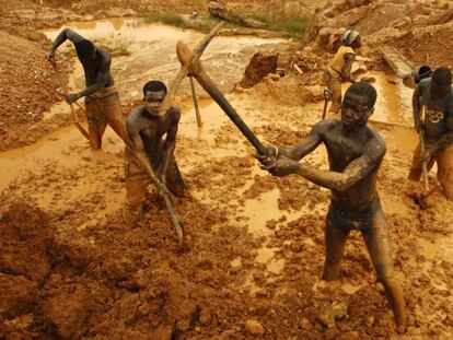 Mineros artesanales en Ghana.