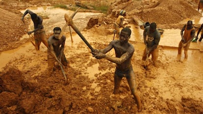 Mineros artesanales en Ghana.