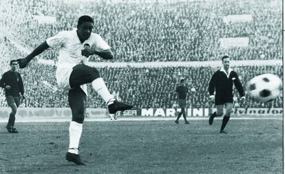Waldo dispara durante la final de la Copa de Ferias de 1962, entre Valencia - Barcelona.