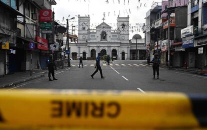 Agentes de seguridad custodian este martes los alrededores de la iglesia de San Antonio en Colombo. 