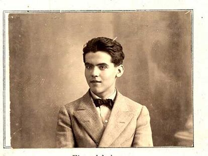 Foto y firma de Federico García Lorca en su expediente universitario