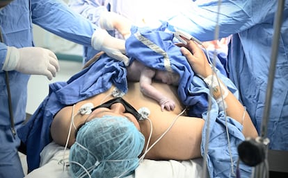 Una mujer con su hijo recién nacido por cesárea en un hospital de Ciudad de México, el 1 de enero de 2024.